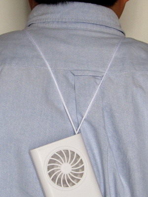 背中に回すと首筋や頭に風が当たるので、さらに涼しく感じた。ただし格好は良くない