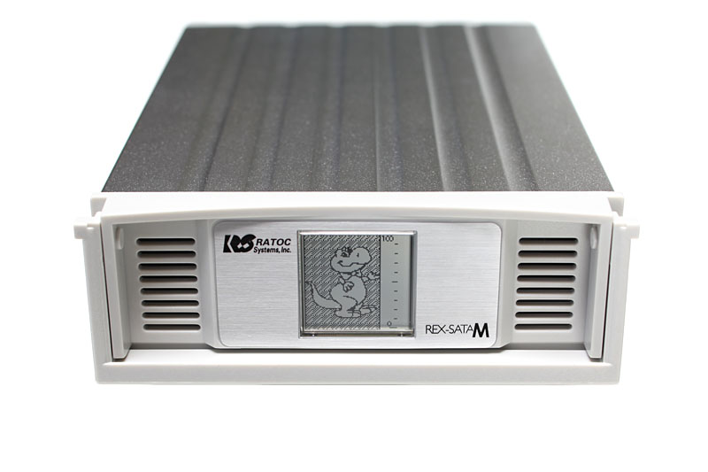 ラトックのトレイのうち、メモリ性液晶を搭載したものがメモリ液晶付きリムーバブルケース（トレイ）だ