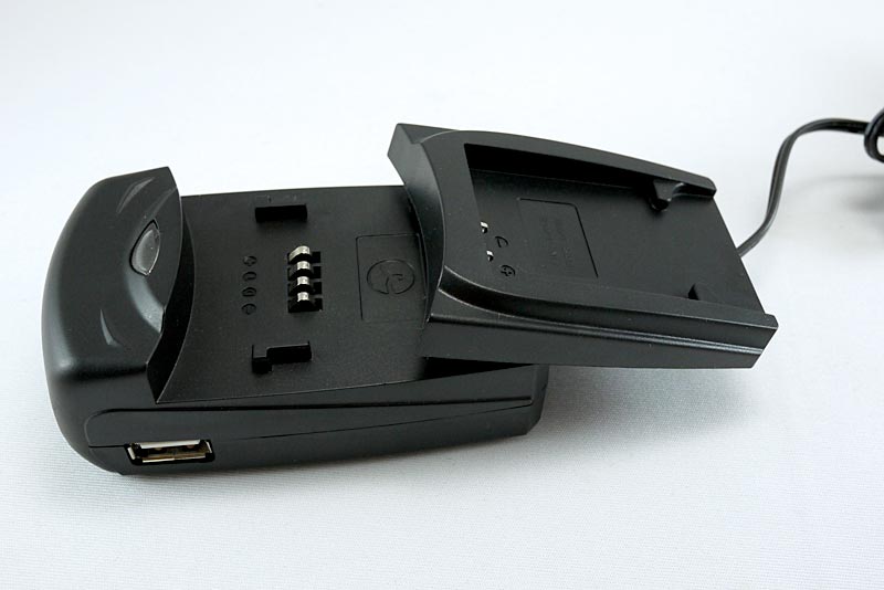 充電器本体に、交換アダプターをスライドするようにセットして使用する。交換アダプターは必要に応じて別途購入する