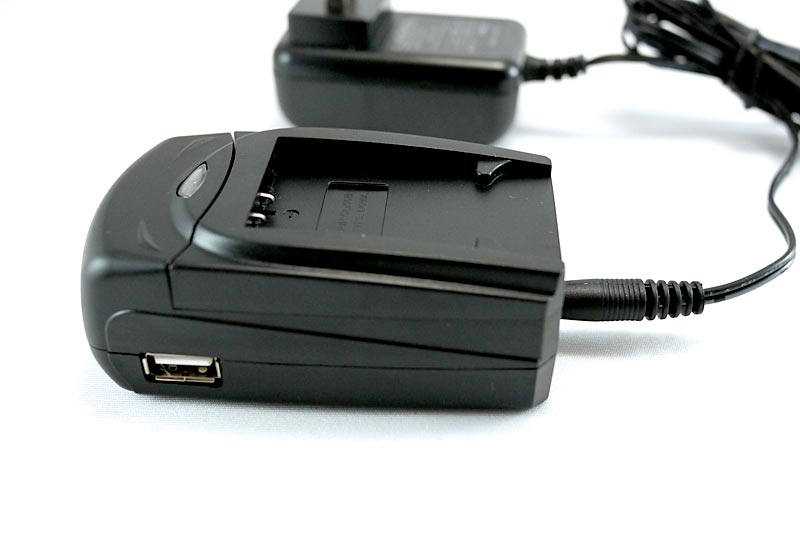 交換アダプターをセットした状態。携帯電話用の交換アダプターもあるそうだ