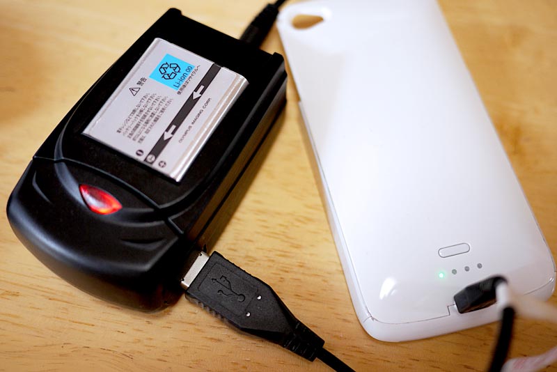 リチウムイオンバッテリーを充電しながら、USBポートを使って、iPhone 4用のバッテリーケースを充電してみた。残念ながらiPhone 4本体の充電はできなかった