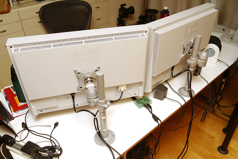 【after】水平多関節アームCR-LA503を使っている様子。フットプリントが激減。机上のスペースが増えた