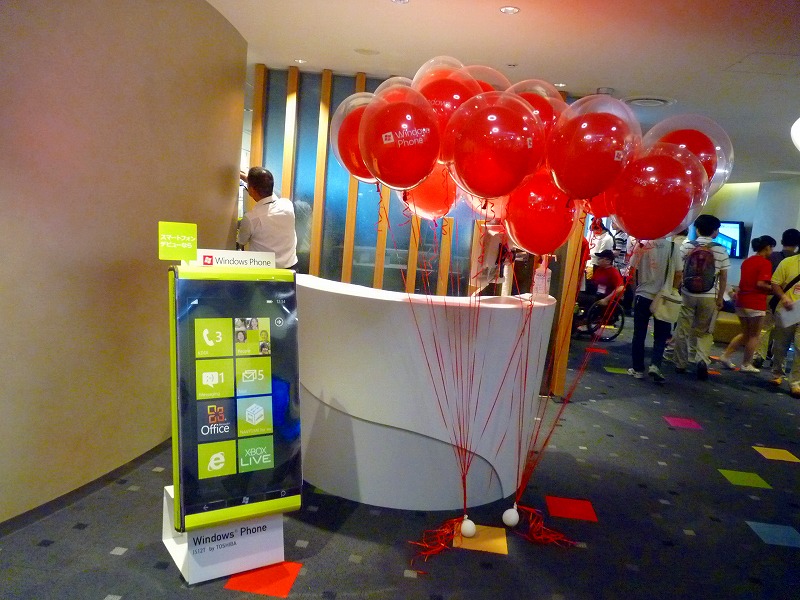 30階の入り口には看板と風船で明るくお出迎え！