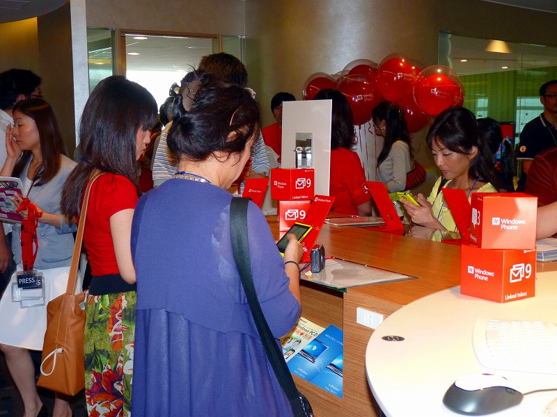 タッチ＆トライコーナーにはターゲットとなった女性ユーザーの姿も多数