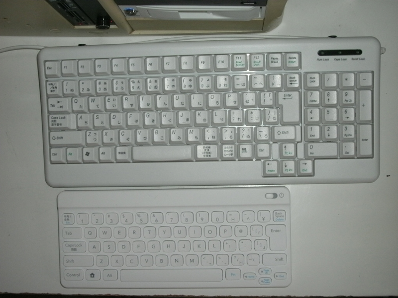 キーボードの大きさ比較。パソコン用コンパクトキーボード（ELECOM TK-UP01MALG）との比較。これのキャラクターキー部分よりさらに一回り小さい