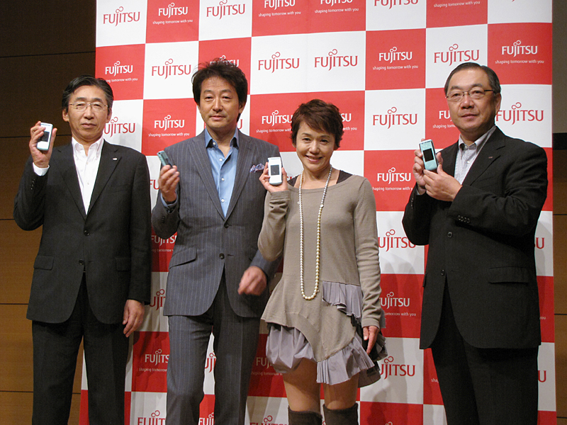 大竹しのぶさん、辰巳琢郎さんを囲んでの記念撮影の模様