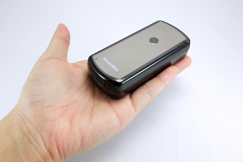 手のひらよりも小さく、重さは128g。ミラー仕上げなので化粧直しにも使えそう