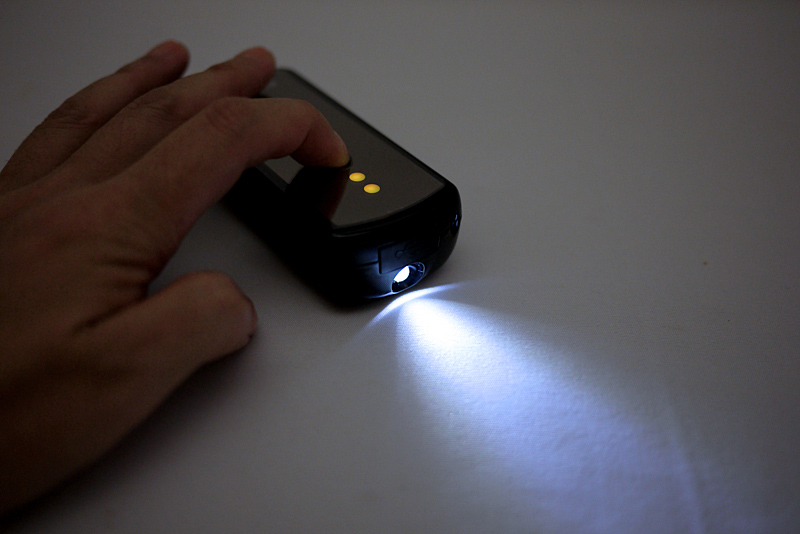 本体上部のマルチボタンを押すと、LEDにより充電開始、バッテリー残量確認、高輝度LEDによるフラッシュの点灯が可能に