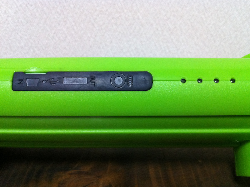 右側面にコネクターや内蔵バッテリーのインジケーターが集中配置されている。コネクター部はゴム製のカバーで保護されている
