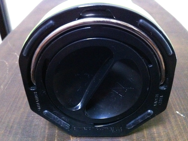 底面には小物を収納するスペースがある。また、本機をつり下げる折りたたみ式の取っ手もある