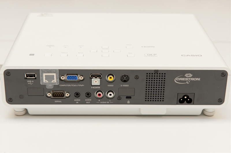 背面。映像や音声の端子のほか、RJ-45イーサネット端子やUSB端子なども備える