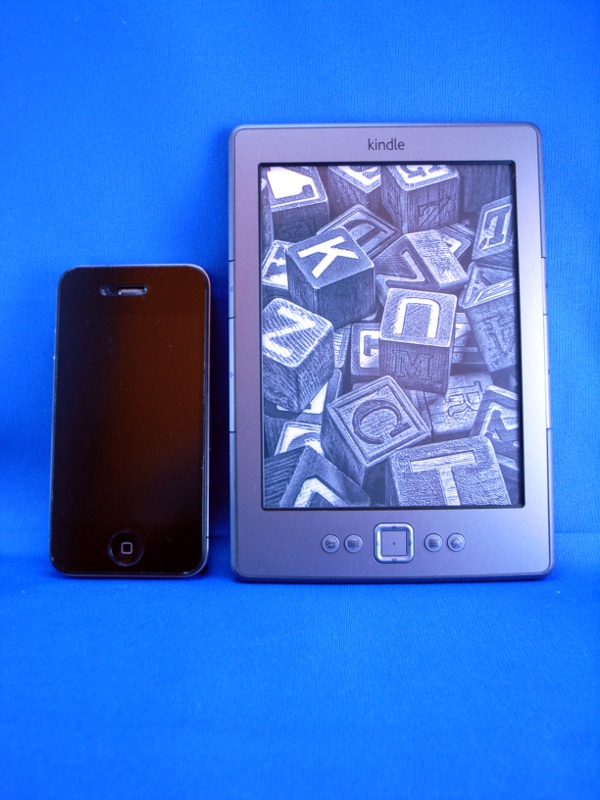 iPhone4より1/3ほど縦に長い。黒っぽいグレーだった前モデルから、明るいグレーに変更されている