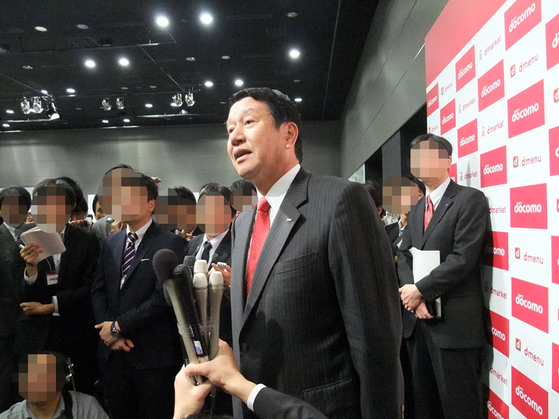 囲み取材に応える山田氏