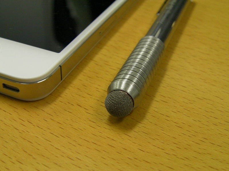 ペン先には特殊な導電性繊維が使われている
