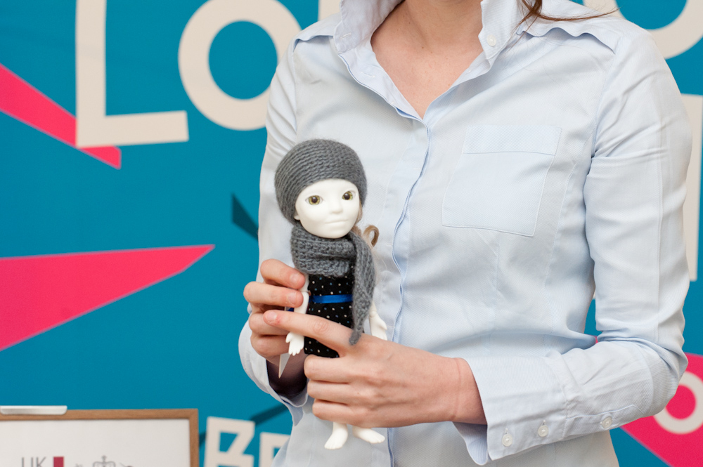 ローチ氏が手にしているのは、現在取り組んでいるドール作成サービスの試作品
