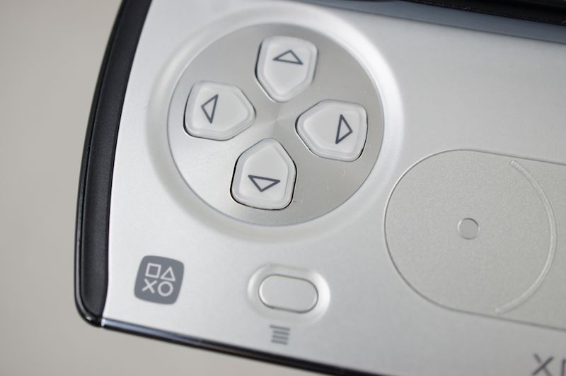 キーパッド面左下に、PlayStation Certifiedのマーク