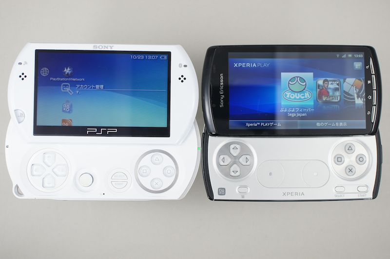 左はPSP go。開いた状態ではサイズはほぼ同じだが、閉じている状態ではPSP goの方が大きい