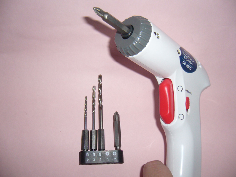 標準では、ねじ回し用が2つ、ドリル刃が3つ付いてきます。ただ、付いてきたドリル刃はすぐに先が丸くなってしまったので、このあたりは安い製品の宿命なのかもしれません