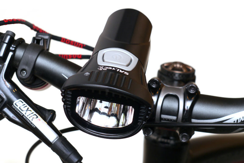 DOSUN A2。A1というモデルの後継機種で、照度自動調節機能やエネループなどの二次電池への対応、ACアダプタでの二次電池充電など新機能が加わっている。9660円で購入