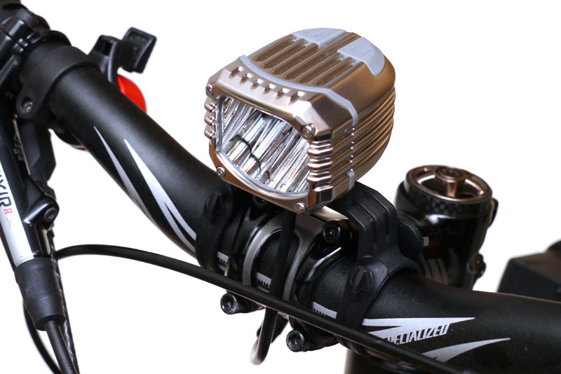 DOSUN D1+。D1というモデルの後継機種で、前機種から付属品や機能を省いたことで低価格化している。と言ってもかなり高価。2万475円で購入した。でも、チョ～明るい