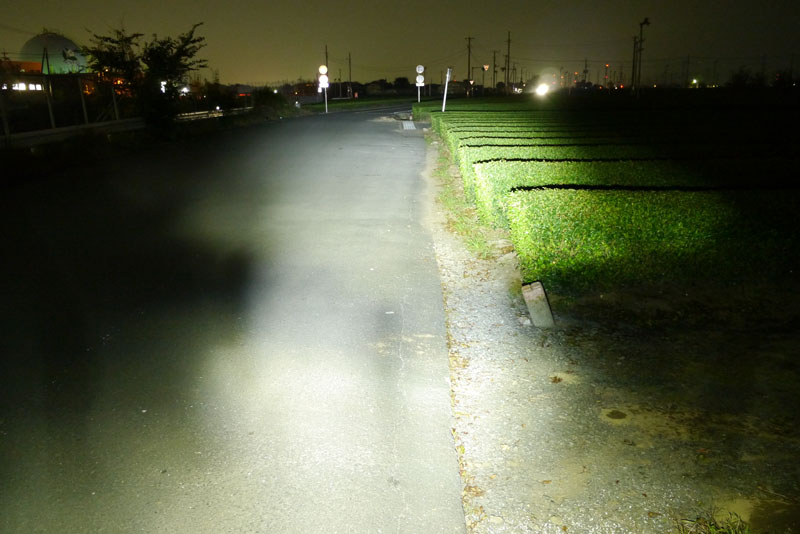 D1+の最大の明るさで路面を照らした様子。警察官から職務質問を受ける恐れがあるほど明るい。ほか2機種とは別次元の明るさで、真っ暗闇でのスポーツ走行も十分現実的。対向車運転手の目に光を当てない配慮が必須だ