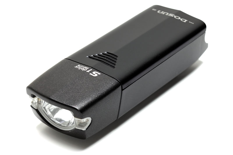 130ルーメンの明るさを持つS1-DELUX。サイズは105×36×26mmで、質量は電池を2本入れた状態で150g