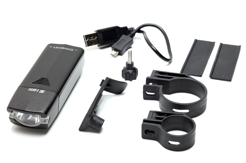 本体パッケージには自転車へ取り付けるためのブラケット類やスペーサー、USBケーブルが付属している