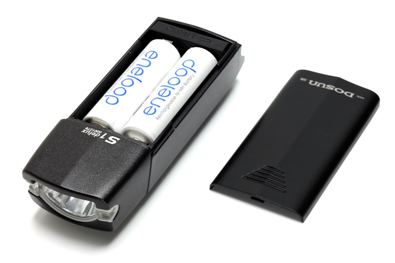 電源は単三形アルカリ電池×2本か、単三形のエネループもしくはエボルタ×2本が推奨品となっている