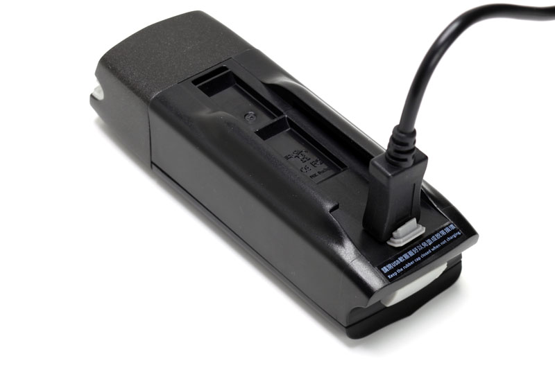 エネループやエボルタをS1-DELUX本体から取り出すことなくUSB充電することもできる