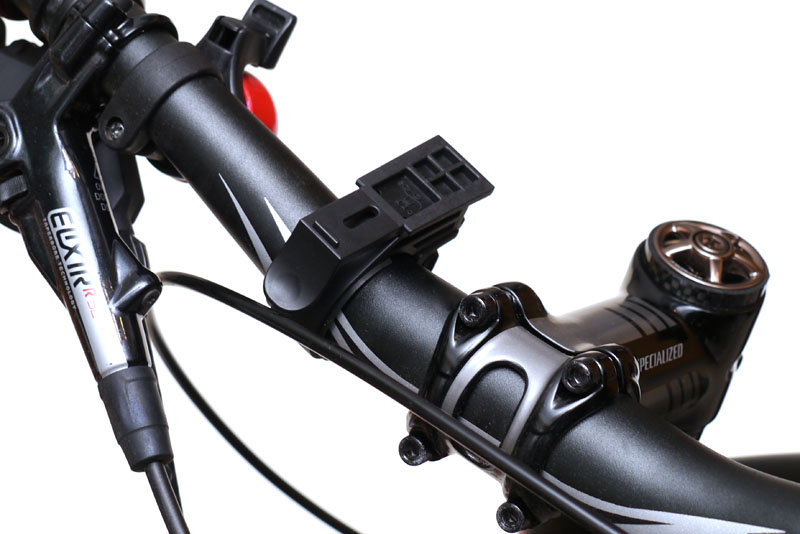 自転車への取り付けは付属ブラケットを使用。取り付け用ネジは指先で回せるタイプだ