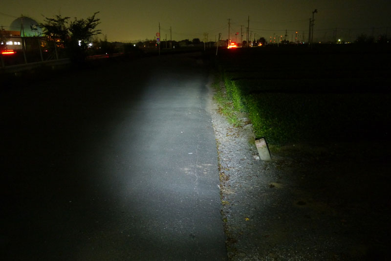 弱点灯にしたところ。10m程度先まで照らせるが、路面の視認性は低い。5m程度先なら目立つ落下物をどうにか視認できる。スピードを出すには物足りない明るさかもしれない