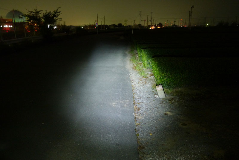 強点灯にしたところ。10m程度先の路面をまあまあの視認性で照らせる。5m程度先にある落下物などを明るく視認できる。ただ、やはりスピードを出すには十分とは言いにくい