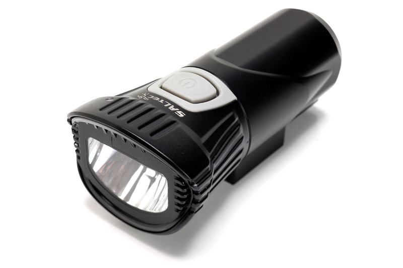 A2の明るさは215ルーメン。サイズは長さ120×径65mm（筒型）で、電池込みの質量は225g。ポケットに入れるには大きい