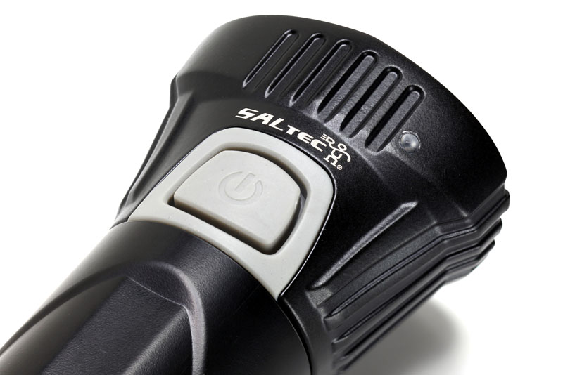 スイッチは本体上部前方にある。その周囲はヒートシンク。またスイッチ右前方には自動調光点灯用のセンサーがある