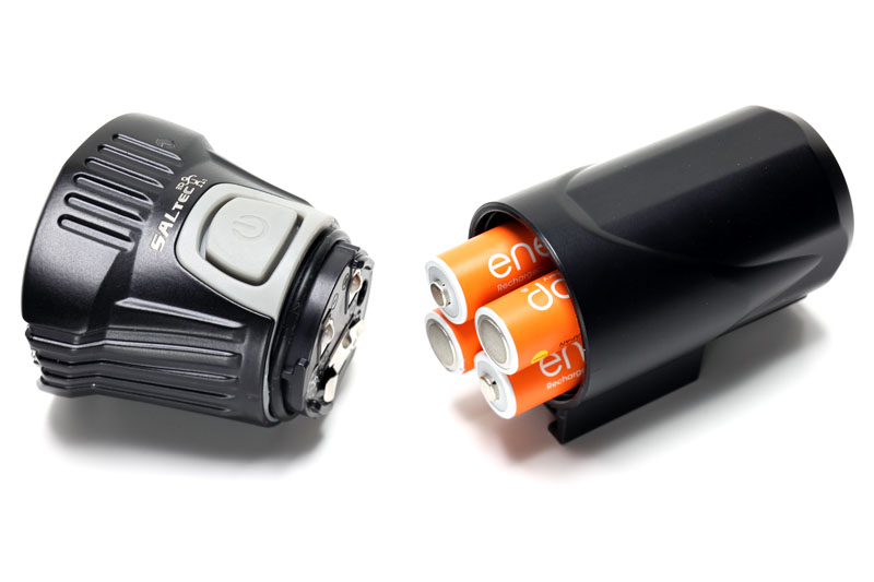 電池は単三形アルカリ電池×4本か単三形のニッケル水素電池×4本を使用。二次電池はエネループとエボルタが推奨品