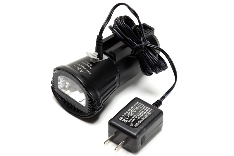 エネループやエボルタをA2から取り出すことなく、付属のACアダプタで充電することができる。2700mAh充電池×4本を約6時間で90％まで充電可能とのこと