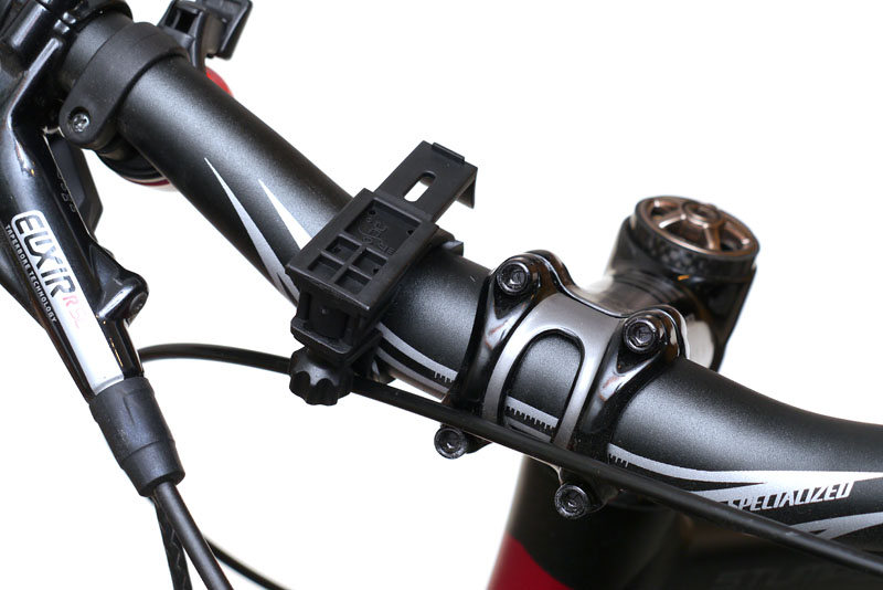 ブラケットを取り付けた状態。後述するが、ブラケットをしっかり固定しないと走行中にA2が「おじぎ」しがち。手回し式のネジで強固な固定はやや難しい