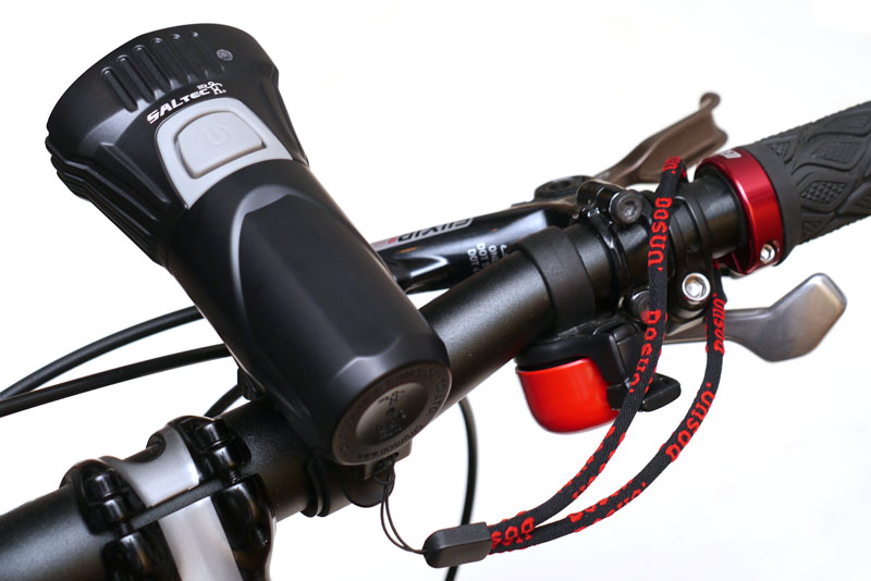 本体取り付けハンドルにA2をセットしたところ。A2には写真のようなストラップが付属している。これを落下防止に使うといいかもしれない