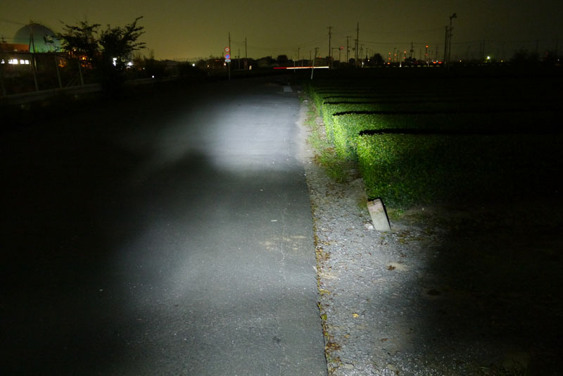 強点灯にしたところ。15m程度先の路面や車輪直前を明るく照らせる。障害物などもよく見え、ある程度の速度を出して走れる