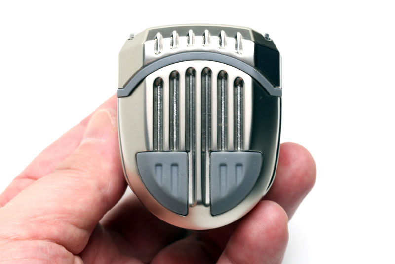 D1+ライト部上後方にはふたつのスイッチが。左はLEDチップ点灯数切り替えで、右が電源/出力切り替えとなる