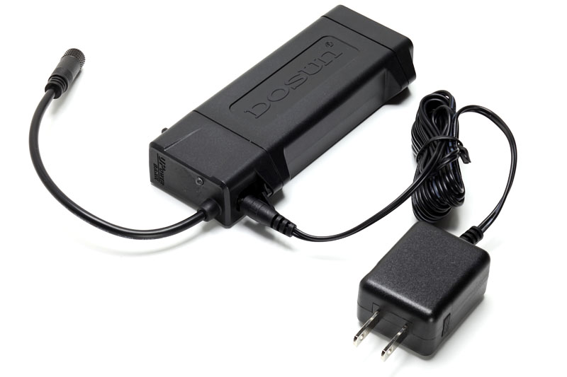 専用バッテリーは専用ACアダプターで充電する。充電時間は約6時間