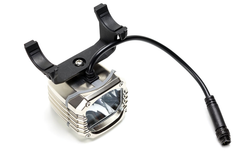 ライト部とブラケットは付属のネジで止める。ネジ止めしてもライトは左右に動かせるので、照射方向をほぼ自由に設定できる