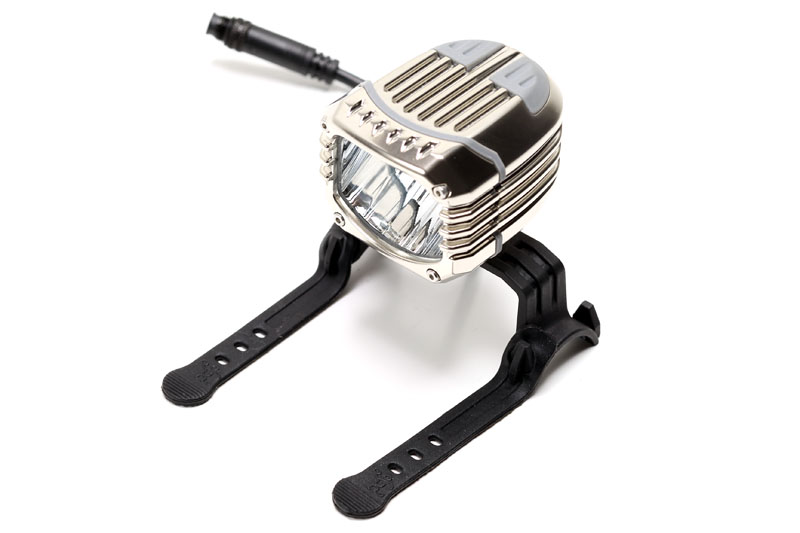 ブラケットは付属ゴムバンドでハンドルに固定する。このゴムバンドが細めなことが不安だが、実使用上とくに問題はなかった