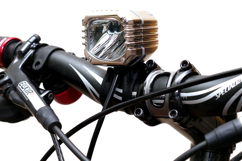 ハンドル左右に固定する（短い）ブラケットを使ってライトをセットしたところ