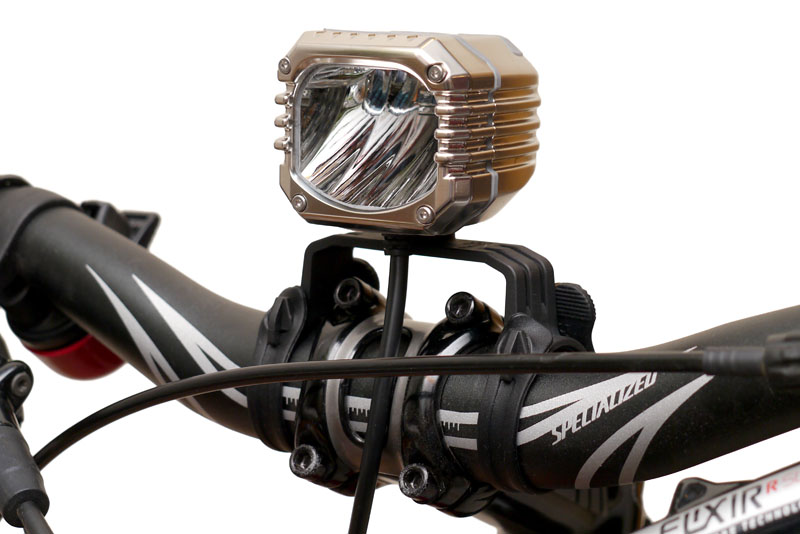 ステムの上に固定する（二股の）ブラケットを使ってライトをセットしたところ