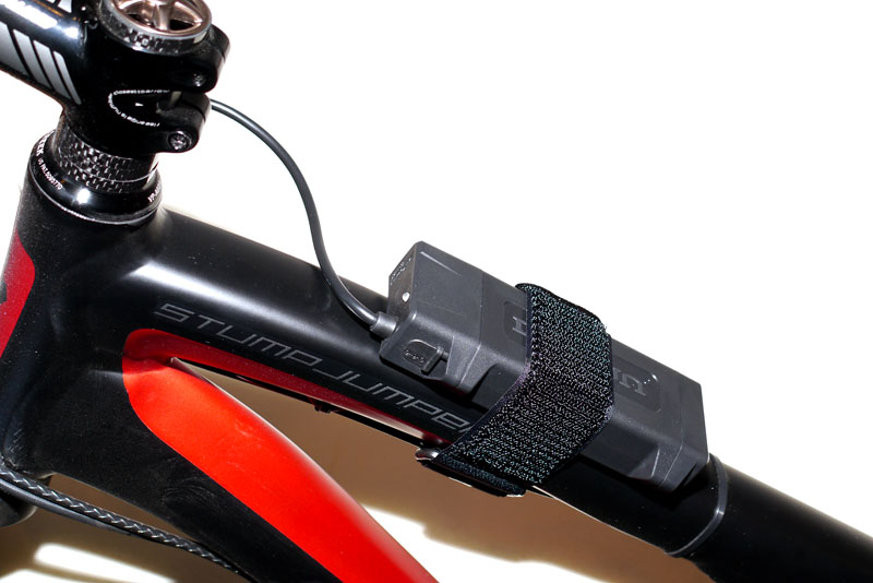 バッテリーは付属の面ファスナーベルトを使って自転車のフレームなどに装着