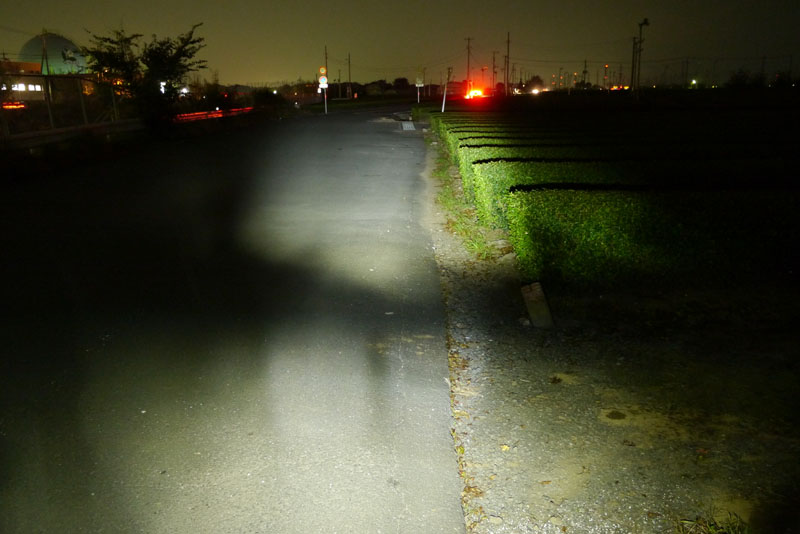 レギュラーモード（2個のLEDチップを発光）で点灯させたところ。左が弱点灯（出力60％）、右が強点灯（出力100％）。弱点灯でも10～15m先の障害物などをしっかり目視できる程度明るい。強点灯にすると、30m以上先にある標識まで十分目視できる