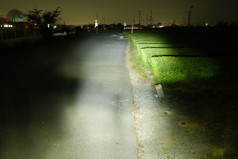 ブライトモード（4個のLEDチップを発光）で点灯させたところ。左が弱点灯（出力60％）、右が強点灯（出力100％）。レギュラーモードと同様、独自の配光で手前から奥までを照らす。弱点灯でも30m以上先まで明るく照らす。強点灯は圧倒的明るさ