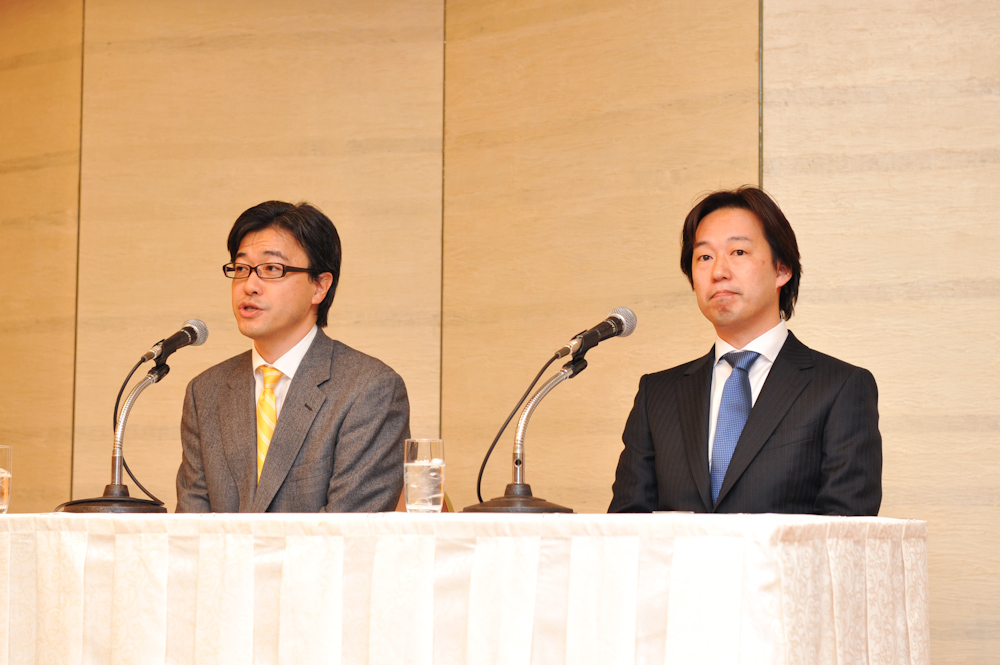 DeNA 取締役会長の春田真氏（左）、代表取締役社長の守安功氏（右）