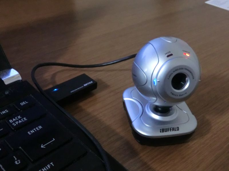 USBケーブルは附属するがあくまで充電用。有線WEBカメラとして使えるものではない